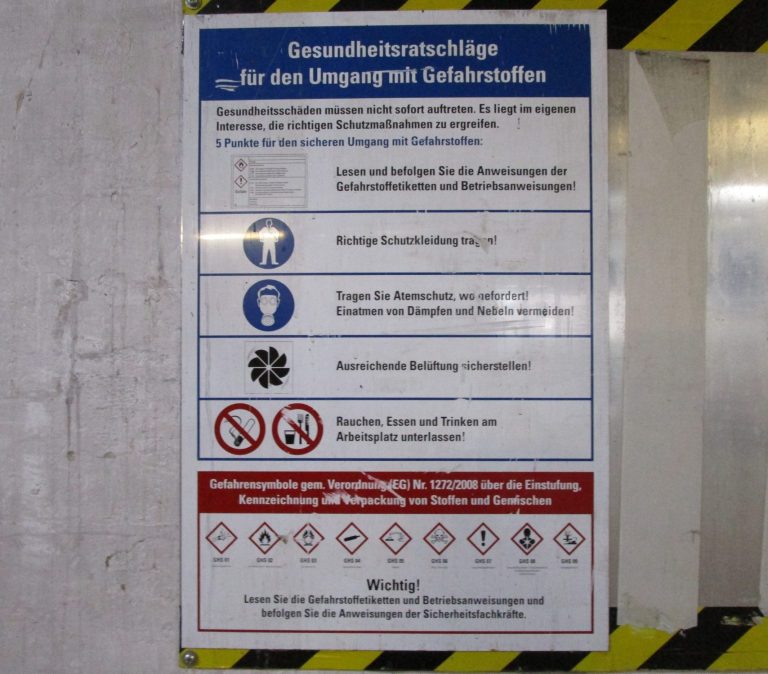 Gesundheitsratschläge für Mitarbeiter im Umgang mit gefährlichen Stoffen.